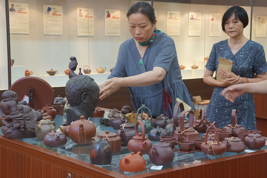 3d夜楼字幕组 我很乐意为您提供帮助海报