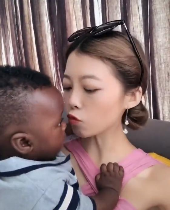 幼色 我非常乐意为你提供帮助海报