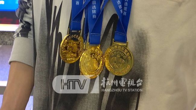 小马拉大车两个小男孩轮草少妇海报