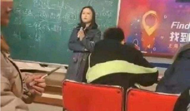 人妻夜夜爽天天爽三区蜜桃AV海报