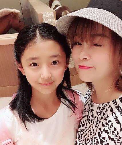 两个大兔子抖来抖去的图片视频海报