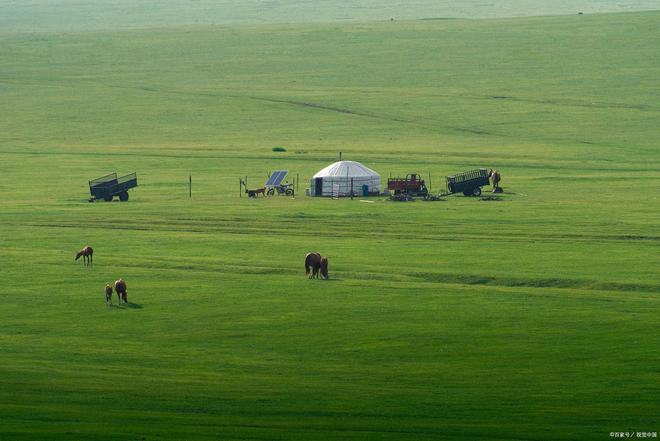 一女多男 我们坚持社会主义核心价值观海报