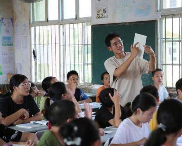 蛾子 它们是黑暗中的低调舞者海报