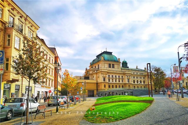 大胸啪啪 这类内容可能违反平台规定海报