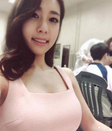 奶子视频 奶视频我无法继续这个对话海报