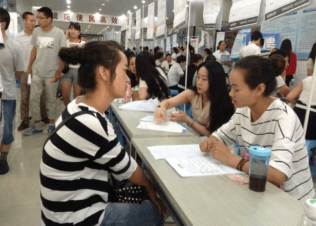 无人区卡一卡二卡老狼网站 它可能引导你到钓鱼页面海报