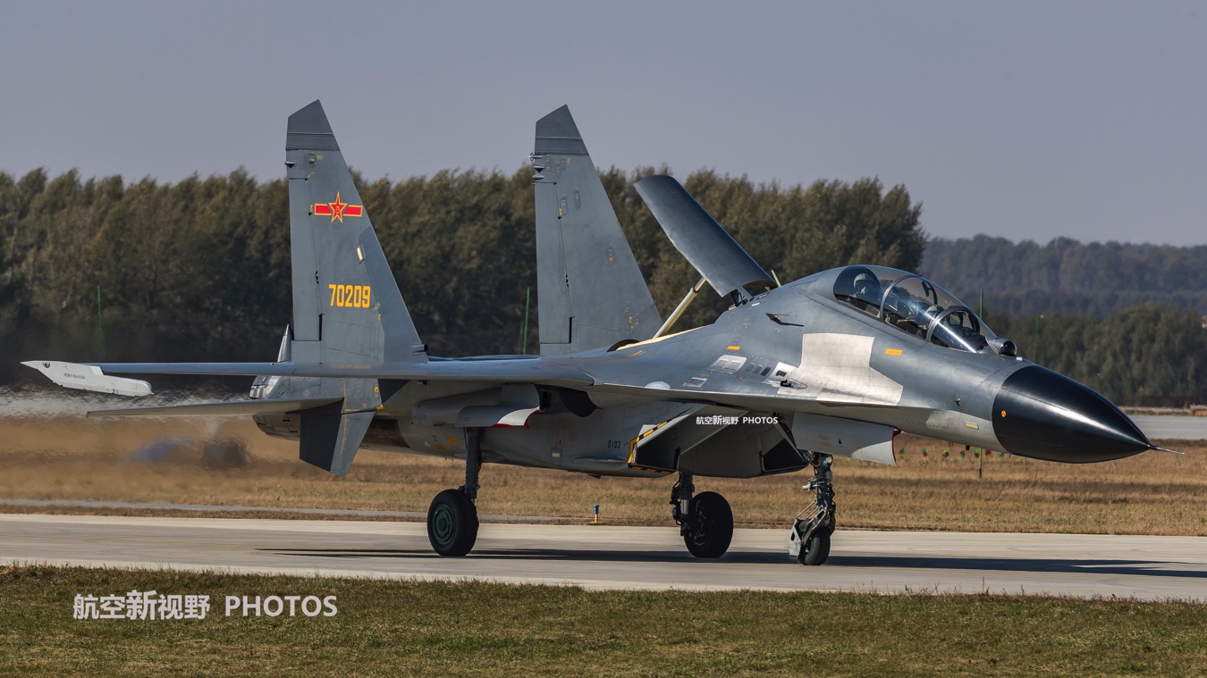 训小母犬 训小母犬吠叫而关注它