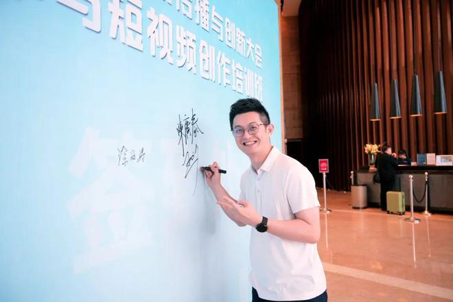 iuiu视频 视频我非常乐意为你提供帮助海报