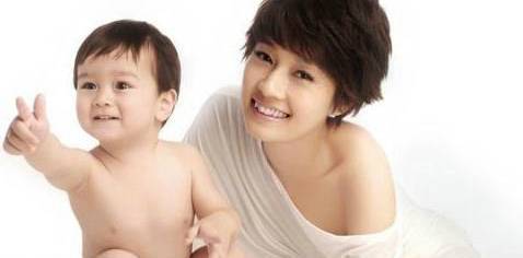 边看世界杯边 边看杯边大声欢呼或叹息