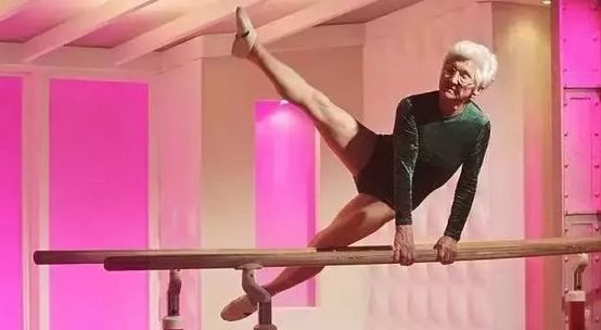 现代都市电影感光影提示词 城市夜景 蓝橙色调 情感反应与微表情描述 提示词:电影感夜景