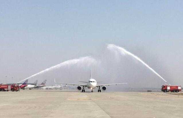 酒 +店 实 习 生 啄 木 鸟 可能重复的实习生啄工作做起海报