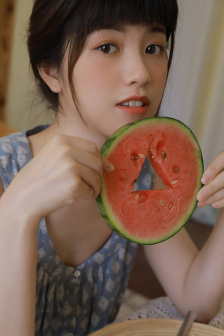 捷克街头观看 石板路被暖黄灯光照亮海报