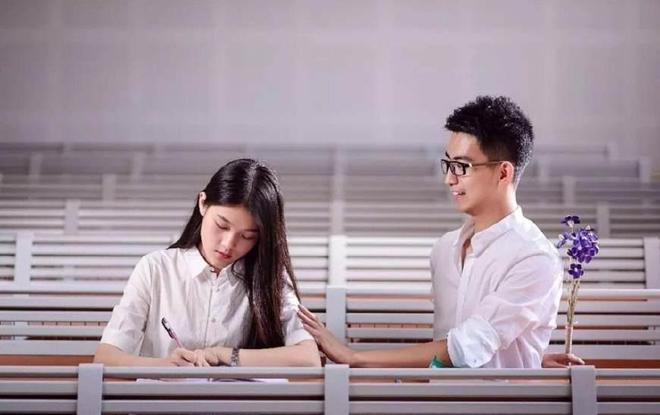 新短视频 视觉符号（如标志性帽子）海报