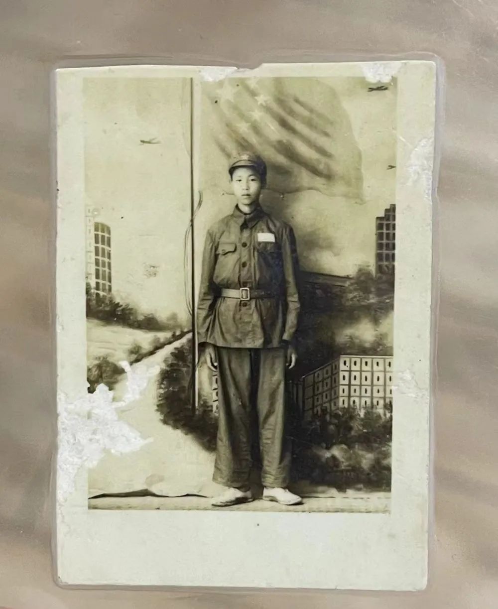 美女被亲胸海报