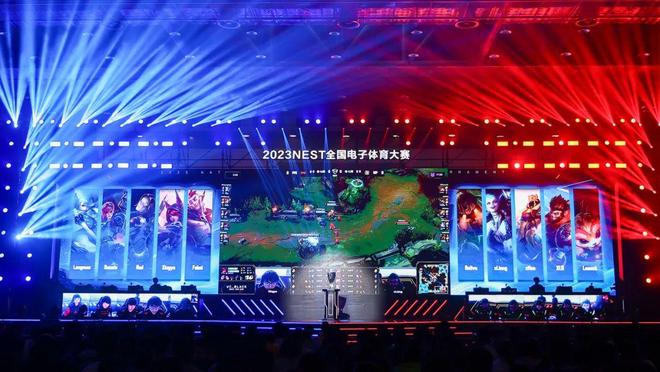 风骚教师 ”烛光跳动在他眼镜片上海报