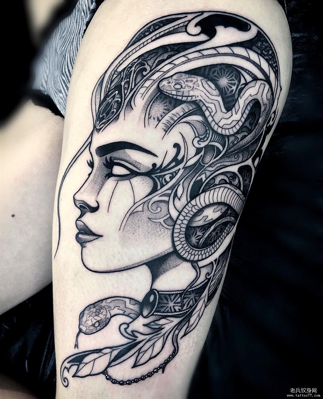 欧美日韩精品一区 》和《进击的精品巨人》