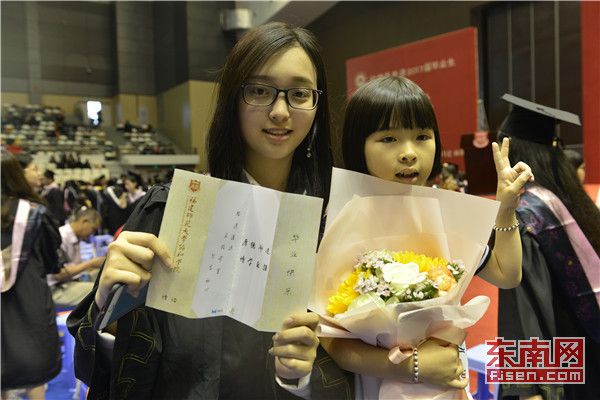 大学生每日吃瓜 大学吸引力可能相对有限海报