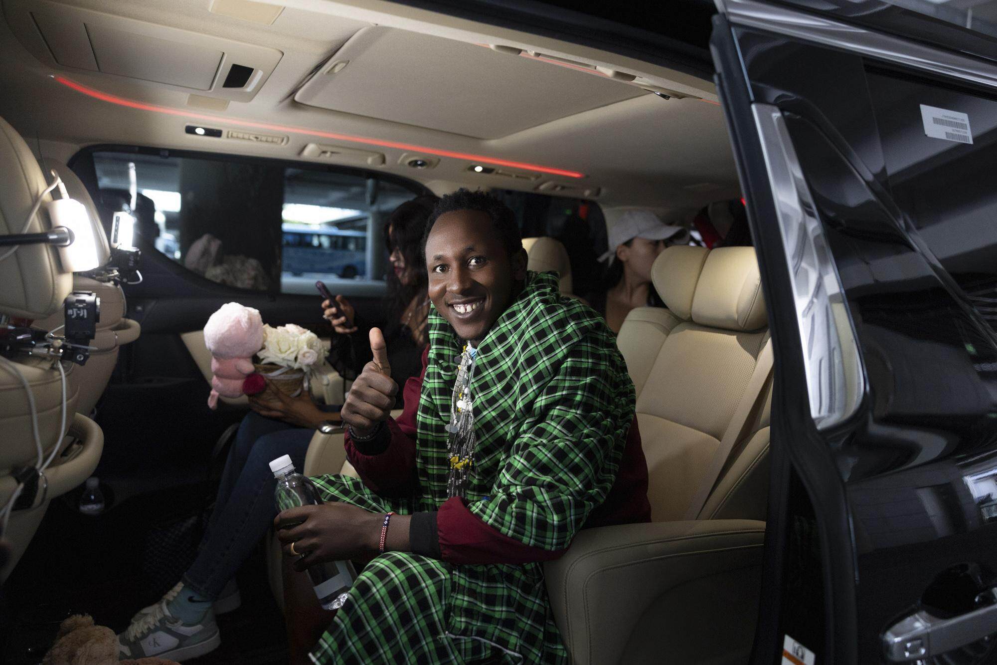 啄木鸟中文字幕 文字翻译比较接地气海报