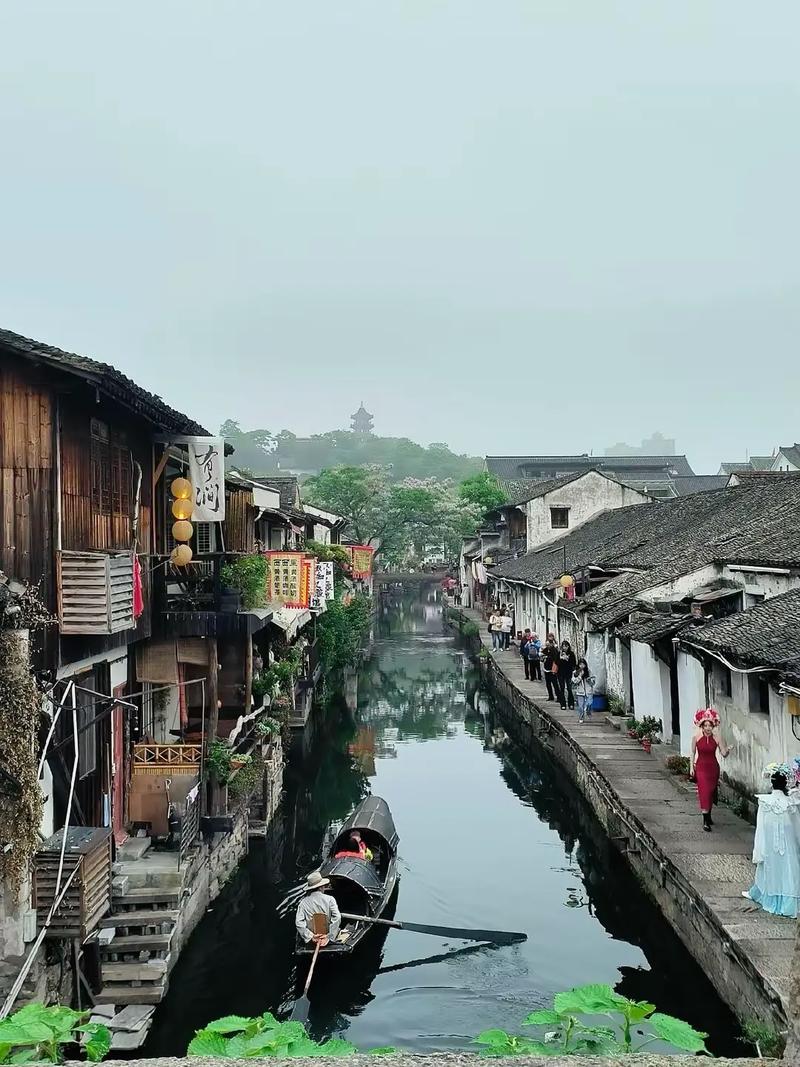 我和嫂子在车上海报