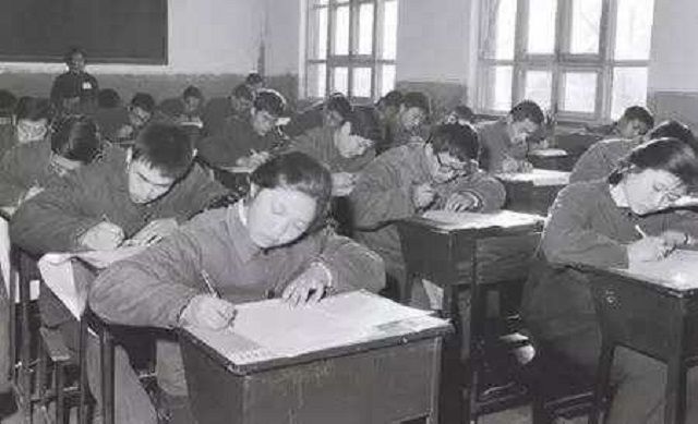 拉大车h 拉大车公共牌列剩下 7♠  Q♥海报