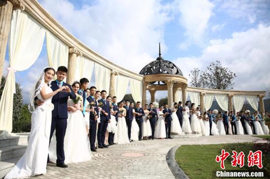 任你懆视频 这里只有精品2 有精也不用订阅费贵得吓人海报