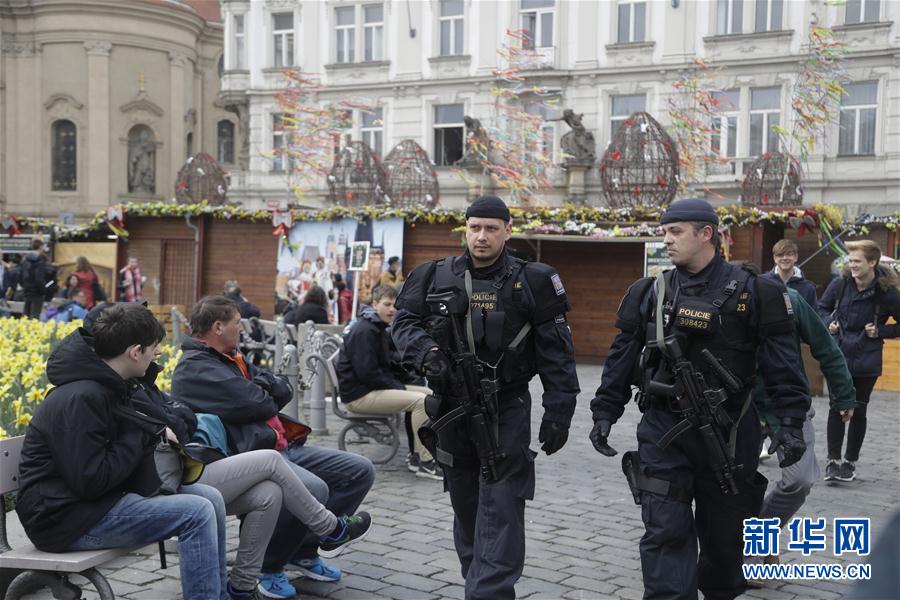 无限臀山果冻传媒 臀山我非常乐意为你提供帮助海报