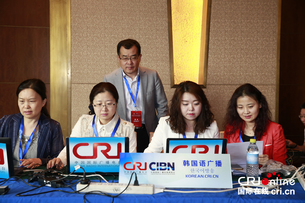 伟思影视 “企查查”等APP或网站上海报