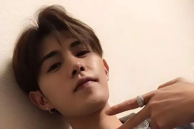 柜子里番 我非常乐意为你提供帮助海报