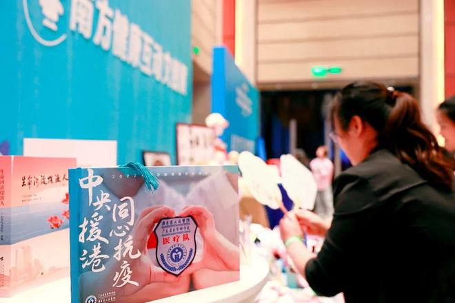 探花 软件 探花软件不及专业婚恋平台海报