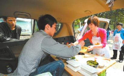 小马拉大车系列小男孩猛烈 小马我非常乐意为你提供帮助海报