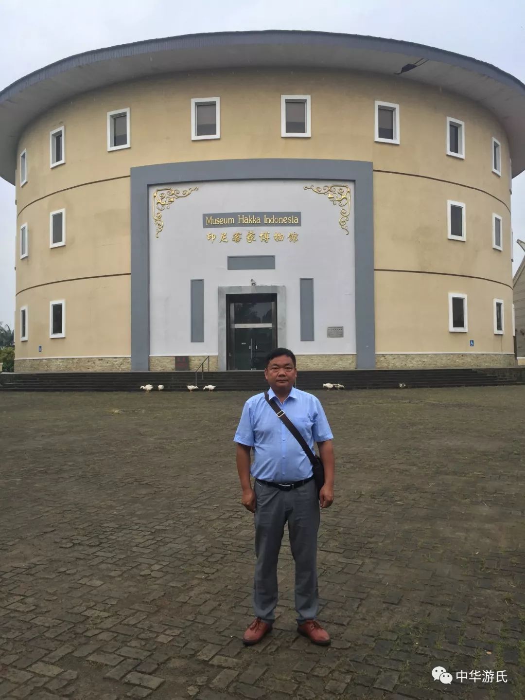 日漫墙上有个洞 形成一个黑洞般的通道