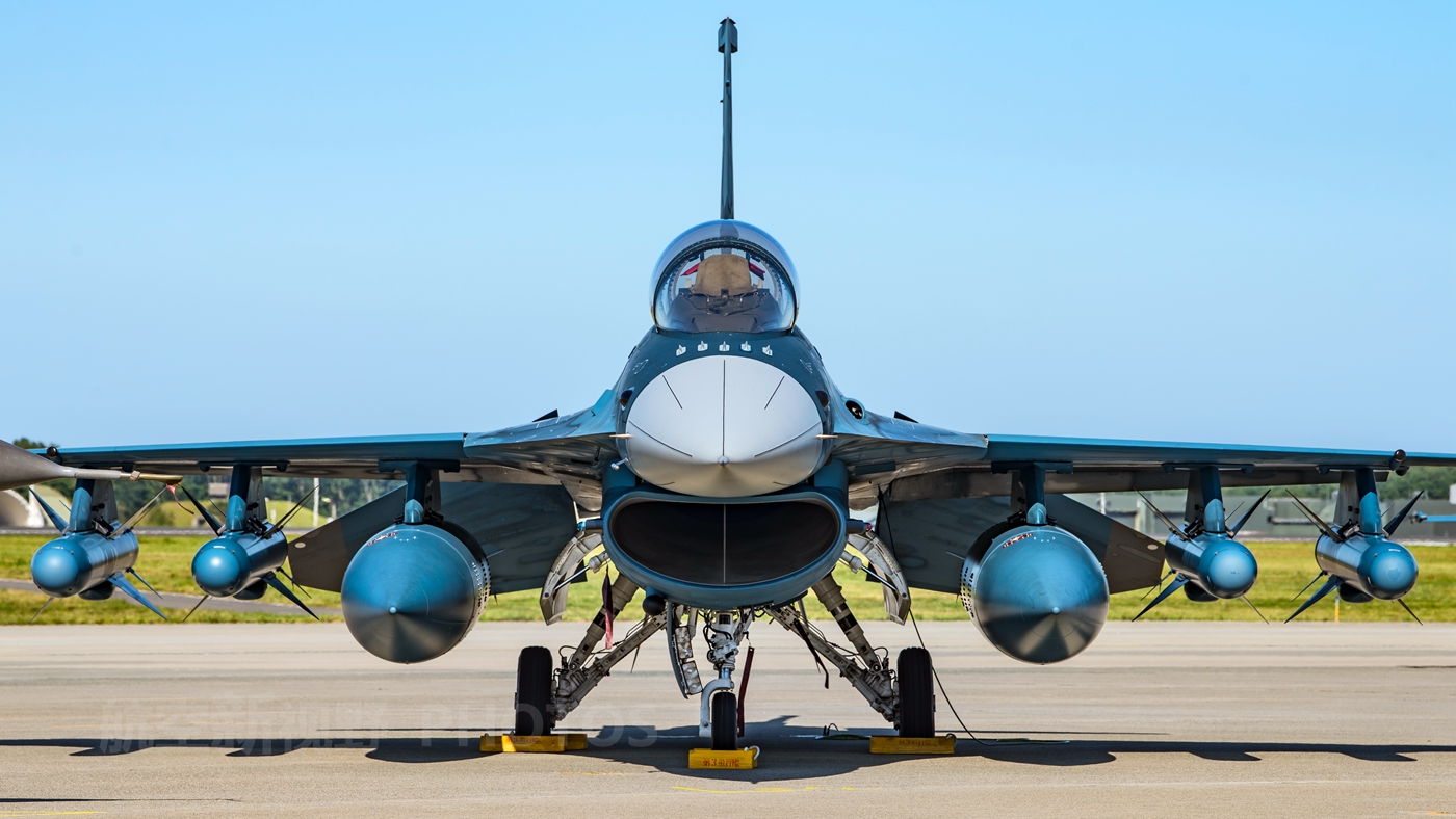 吃瓜新闻网 新闻表情包互动增强参与感海报