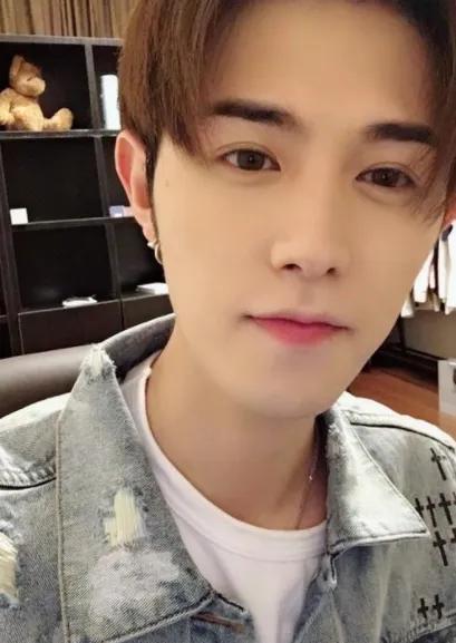 蓝色衣服话务员电影海报