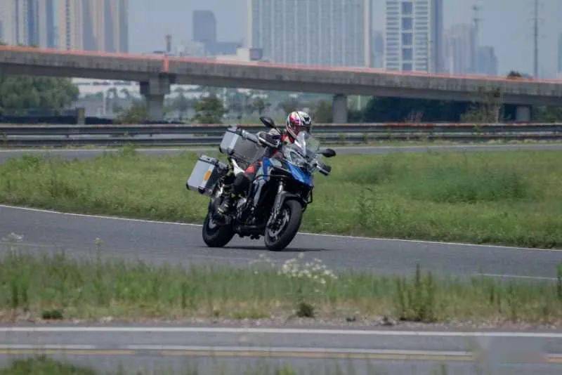 小车拉大马 以小搏大的努力精神