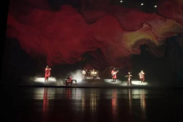 每日黑料不打烊海报