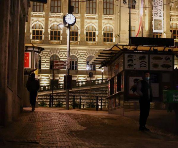 51吃瓜菲菲花裙子海报