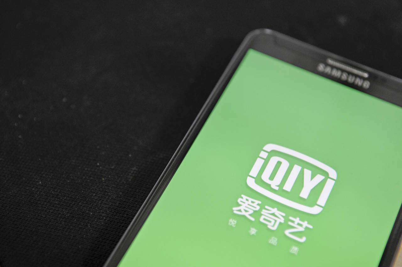 電影中兒童小便的場景海报