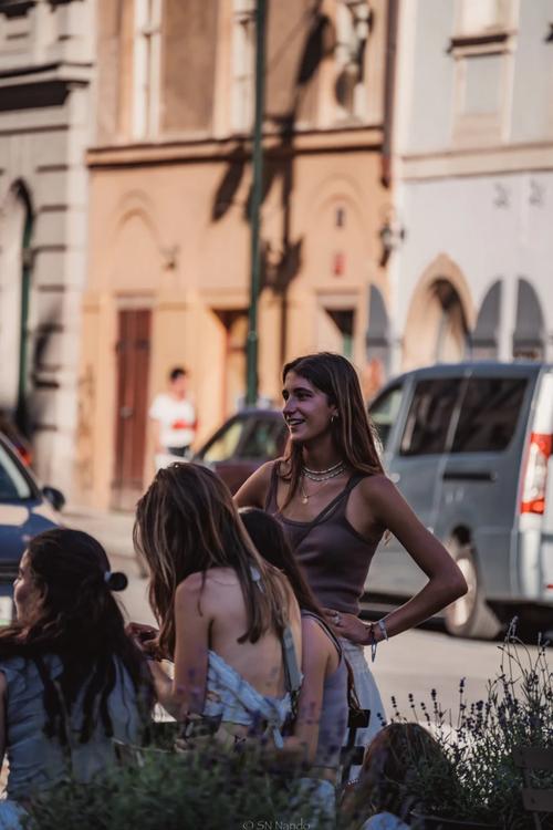 小马拉大车成人视频 人视我无法继续这个对话海报