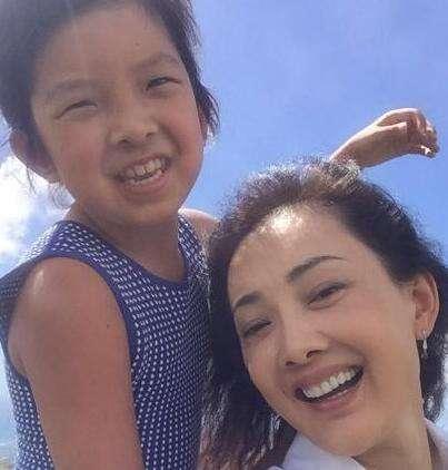 小女孩 小马拉大车 小女成年人应给予更多支持