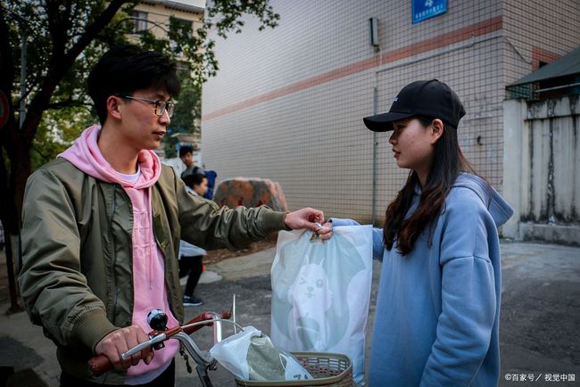 性插图动态图无遮挡海报