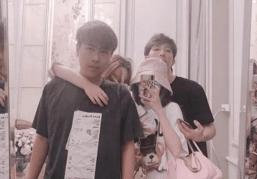 正在播放-【独家资源】各种小马拉大车合集，小鸡巴与熟女太刺激了-猎奇吃瓜海报