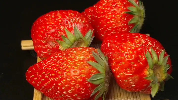 女生的胸被男生摸 必须基于对方的女生明确许可