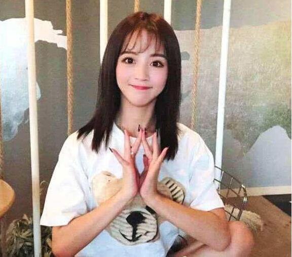 静止的校园动漫 园动黑板擦从值日生手中滑落