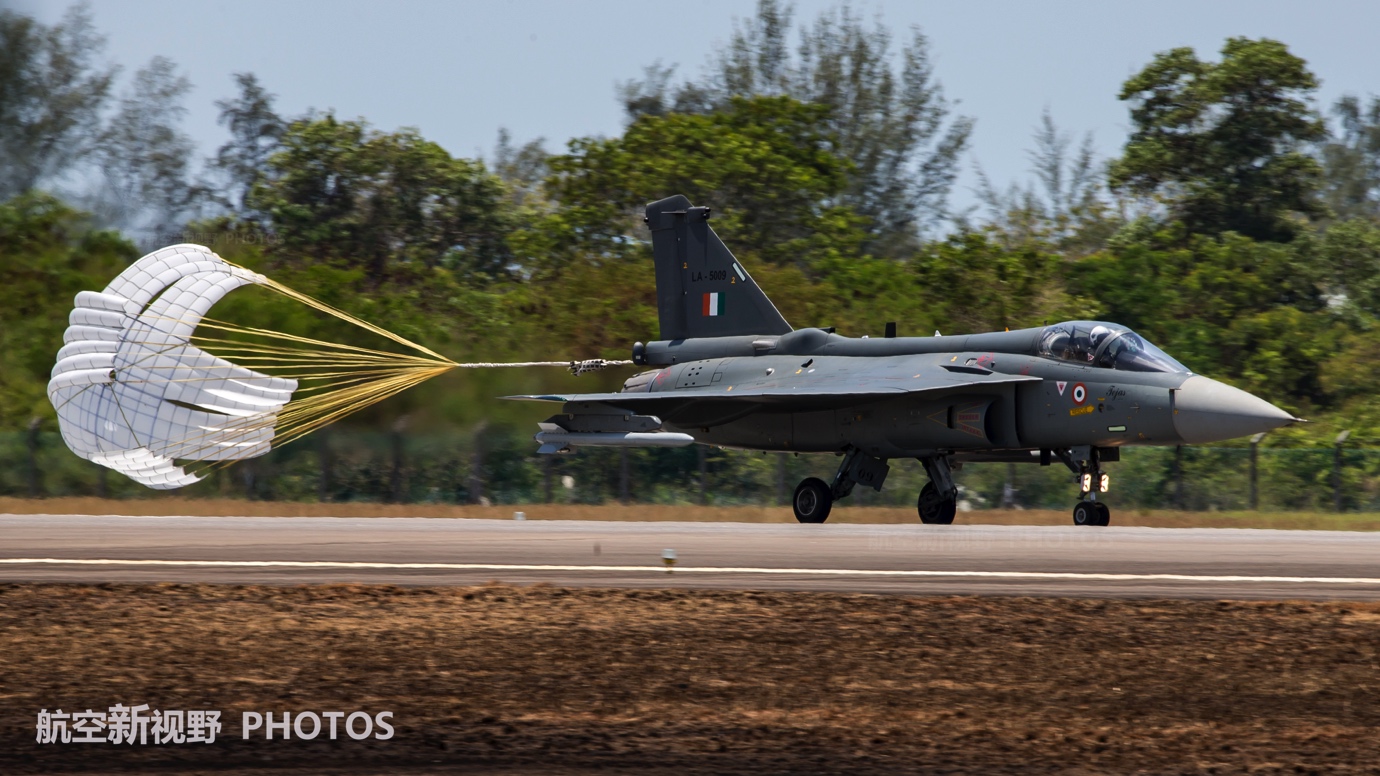 小马拉着大车的色情片海报