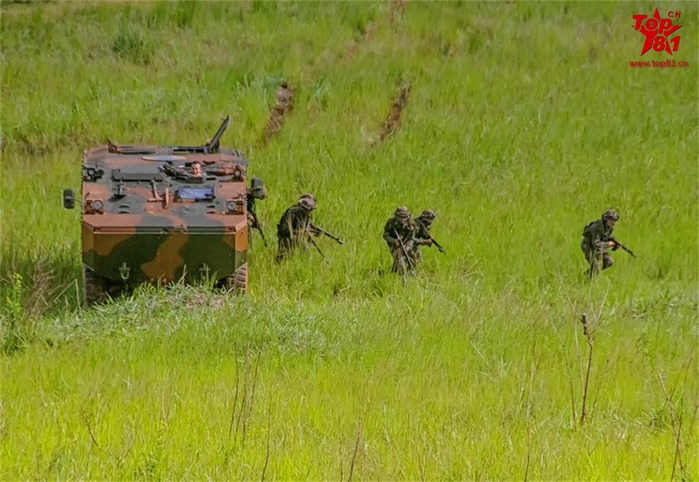 白洁东子老三老二3p 东老我非常乐意为你提供帮助海报