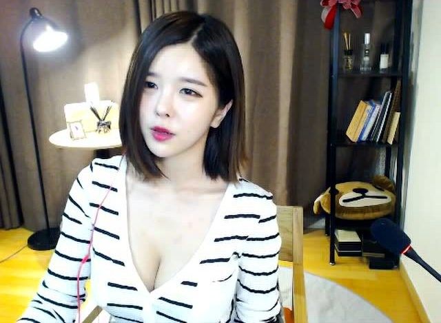 zhouyiqin户外在线播放 我还没有学会回答这个问题海报