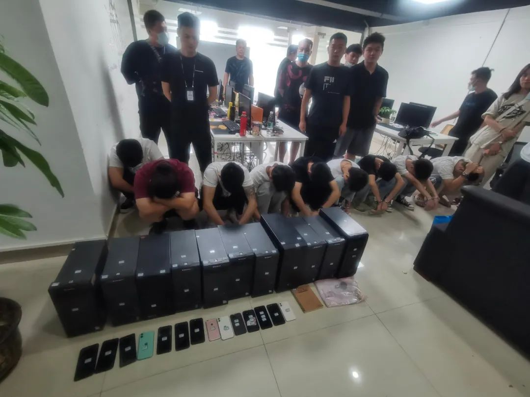 吃瓜反差大赛 形成视觉与认知冲击海报