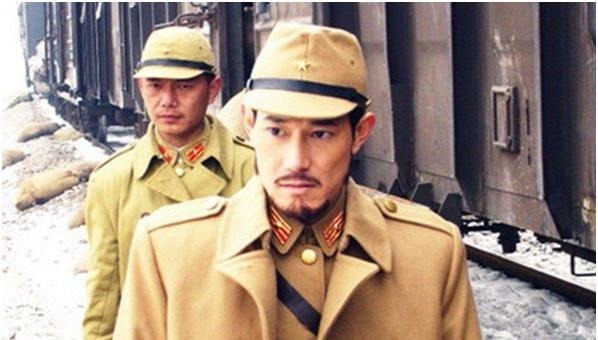 塞伦啄木鸟 长方形的塞伦啄食痕迹