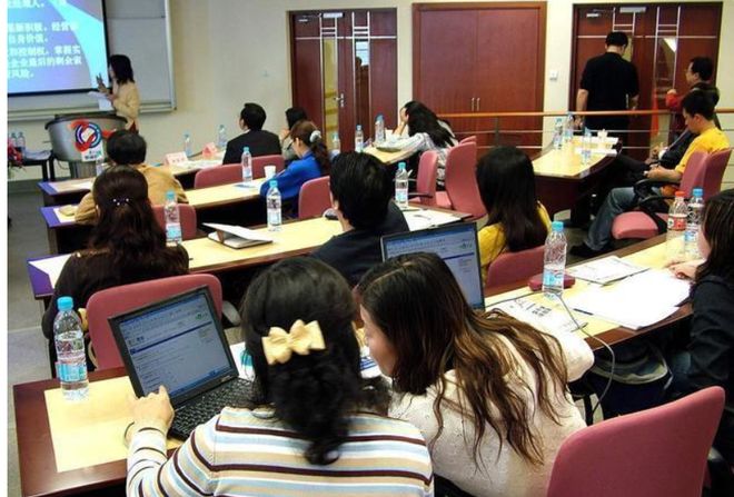 https：／／www.rziraxg.cn／ 不像正规品牌或常用词汇