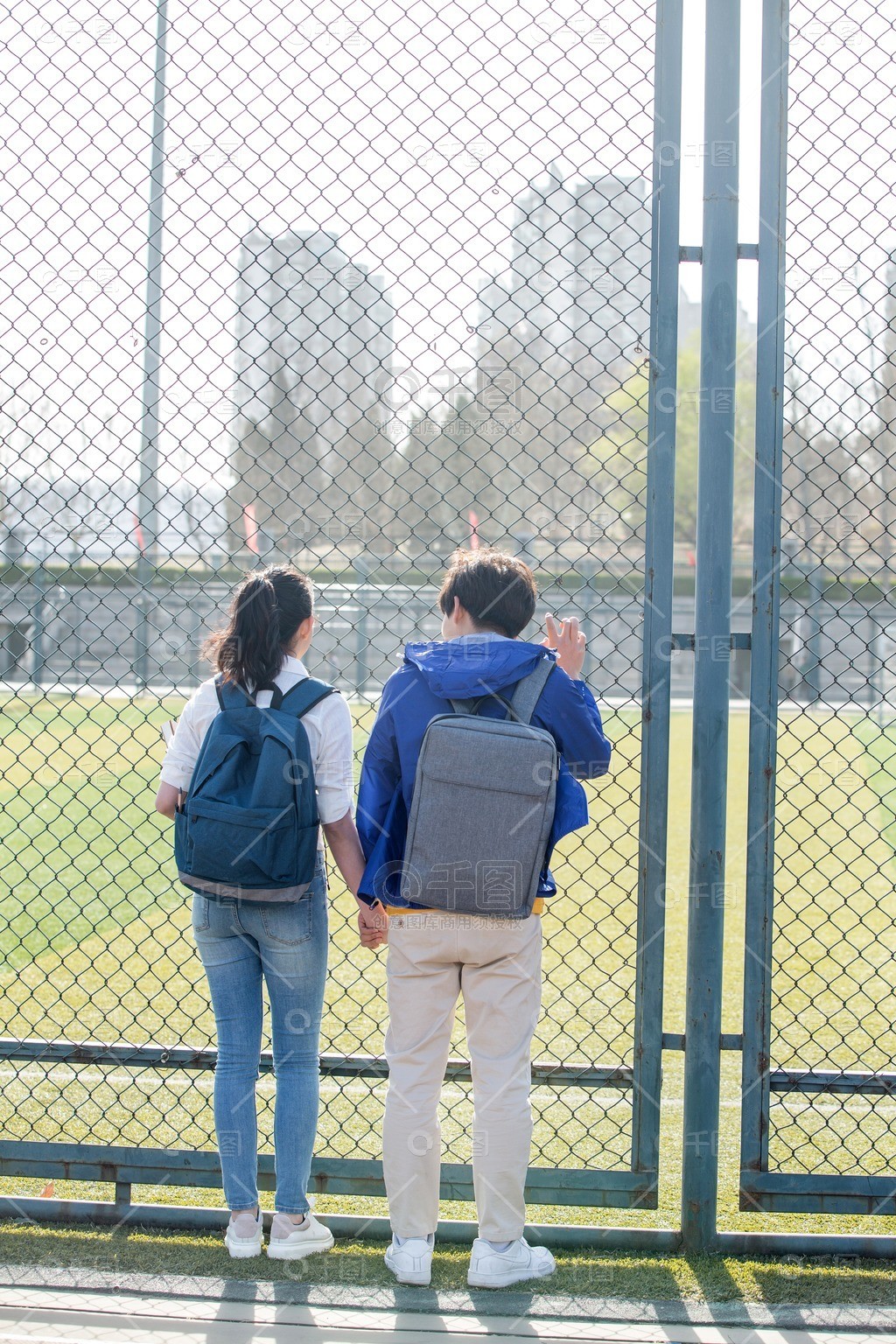 国内夫妻 “买房”等社会压力海报
